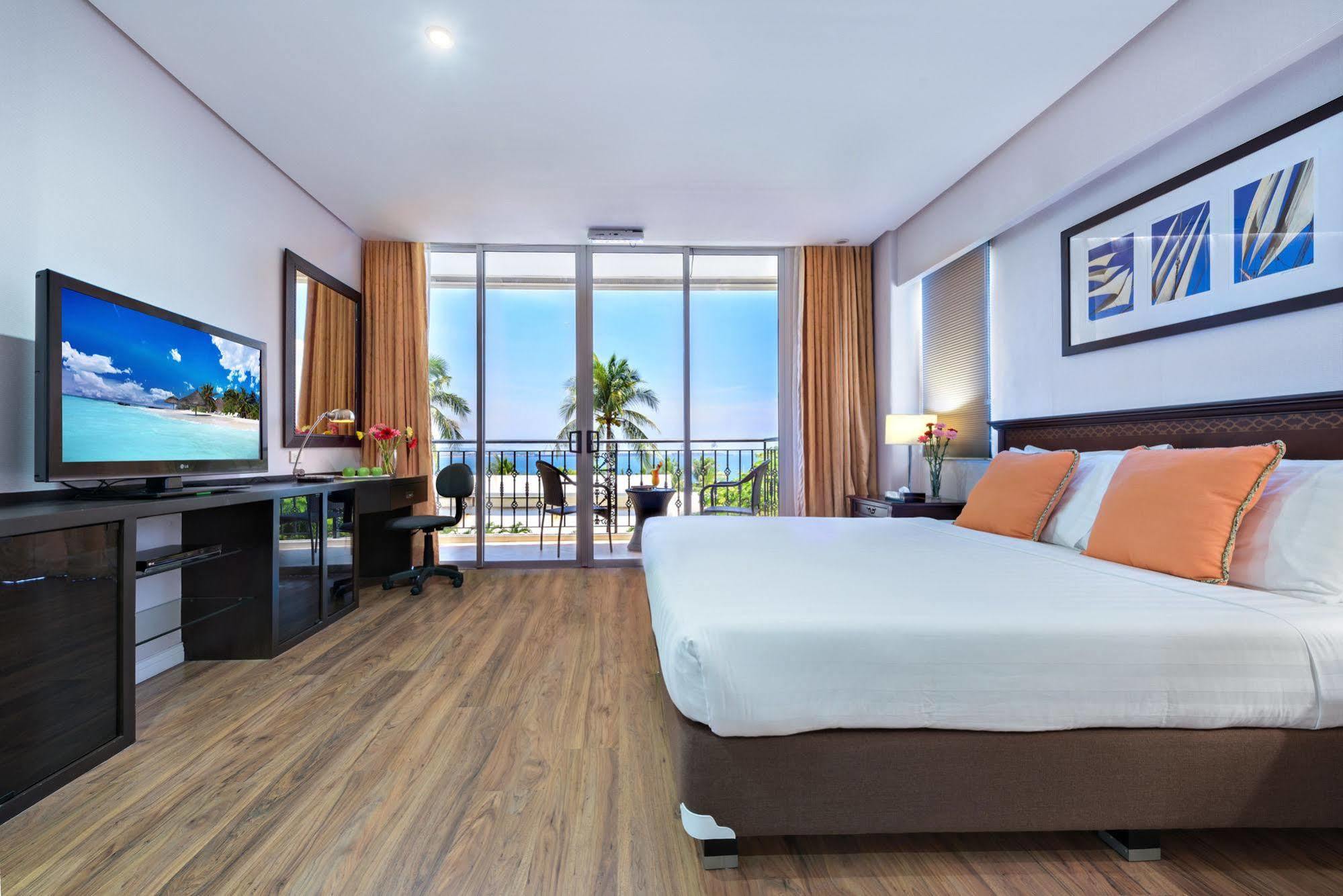 Court Meridian Hotel & Suites Olongapo Exterior photo