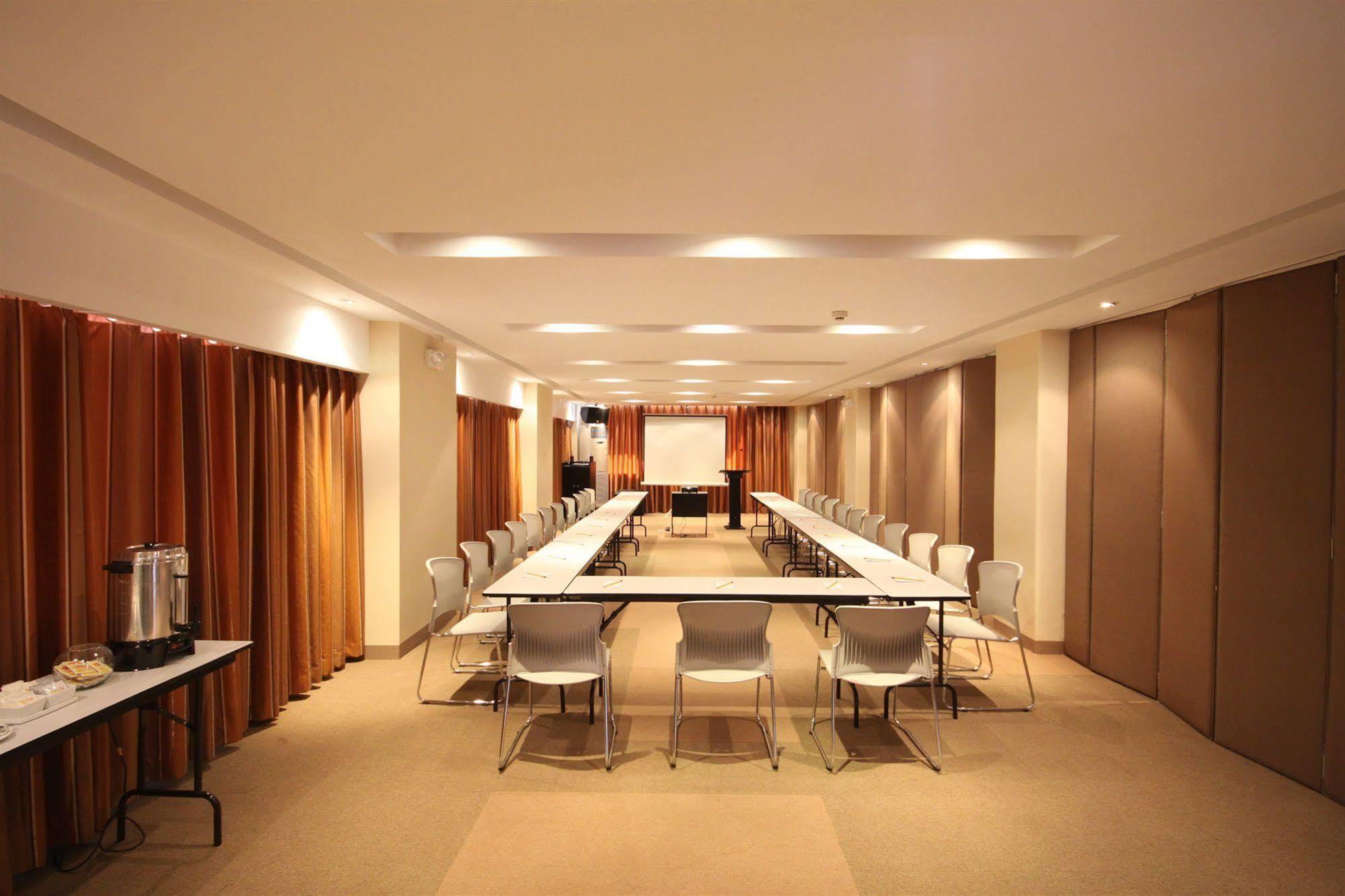 Court Meridian Hotel & Suites Olongapo Exterior photo