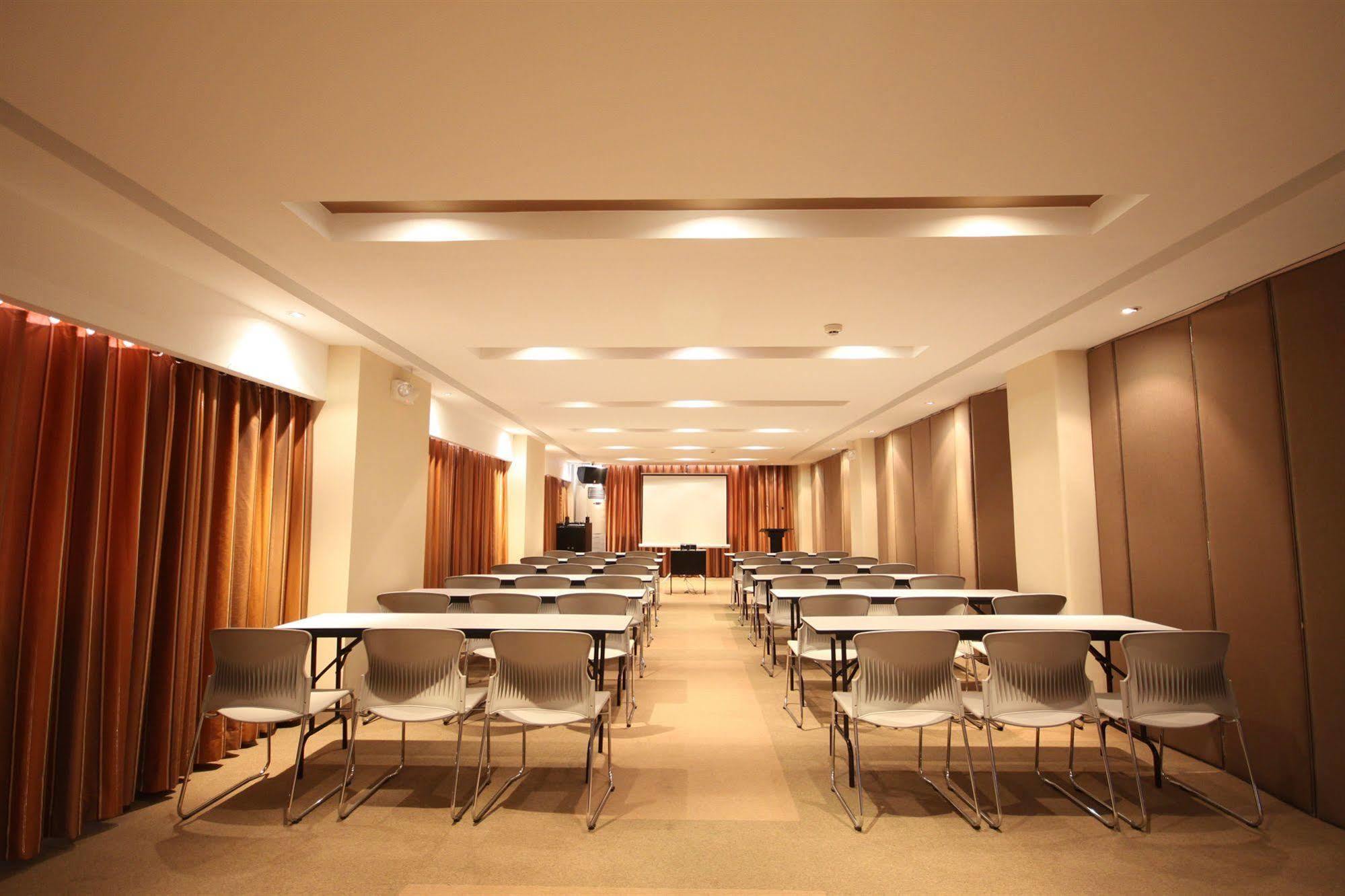 Court Meridian Hotel & Suites Olongapo Exterior photo