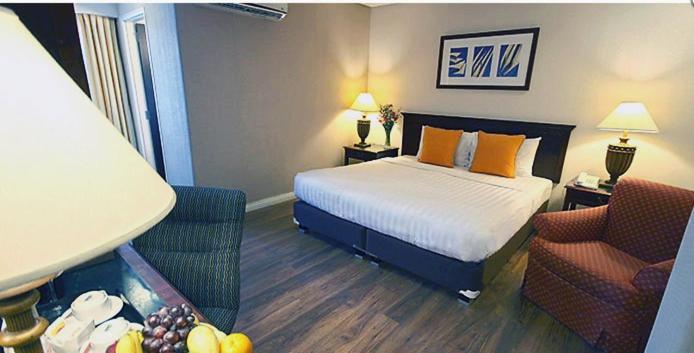 Court Meridian Hotel & Suites Olongapo Exterior photo